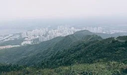 數名香港銀行家擅離職守上山遠足，令疫情下的在家工作政策備受批評