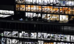 大部分銀行家在 40 多歲時仍要每週工作 80 小時