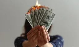 「我現年 24 歲，是一個銀行家，年收入達 32.5 萬美元。這個金額相當可觀」