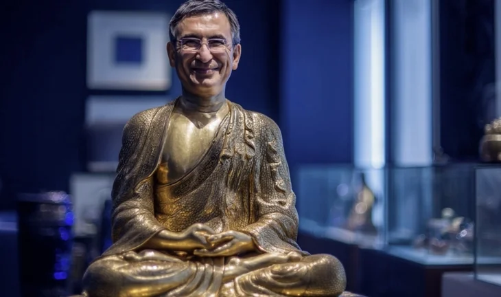 chris Hohn as a budda 
