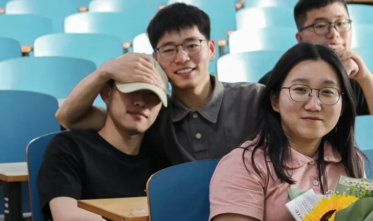 Chinese graduates in Hong Kong want all the banking jobs