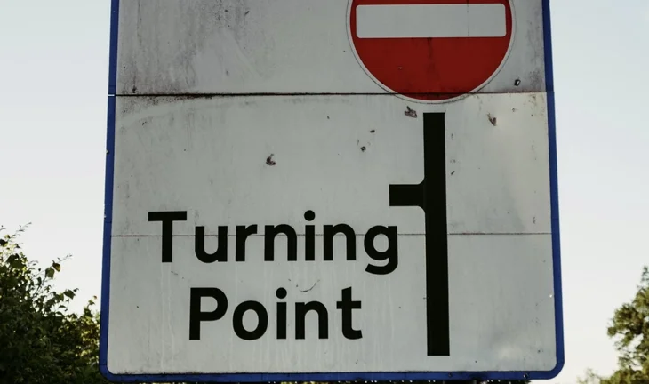 A sign that says turning point 