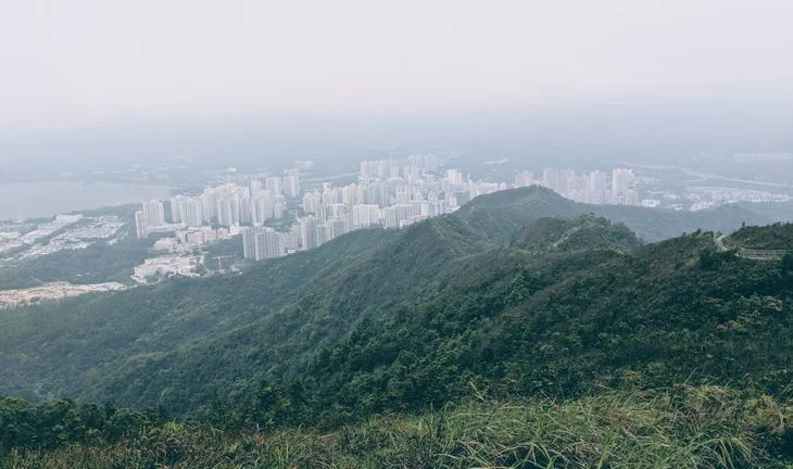 數名香港銀行家擅離職守上山遠足，令疫情下的在家工作政策備受批評