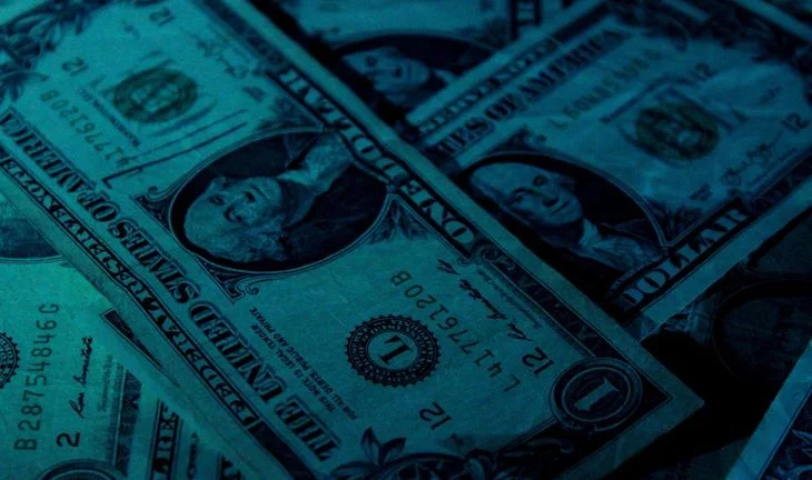 Desperate to keep analysts, banks are making big counteroffers