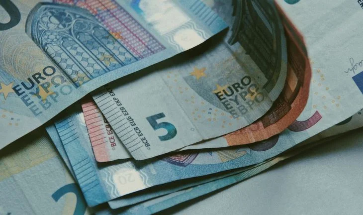 Is Deutsche Bank's 25% pay discount for moving to Europe fair?